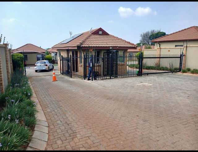 2 BEDROOM TOWNHOUSE FOR SALE IN HEATHERVIEW